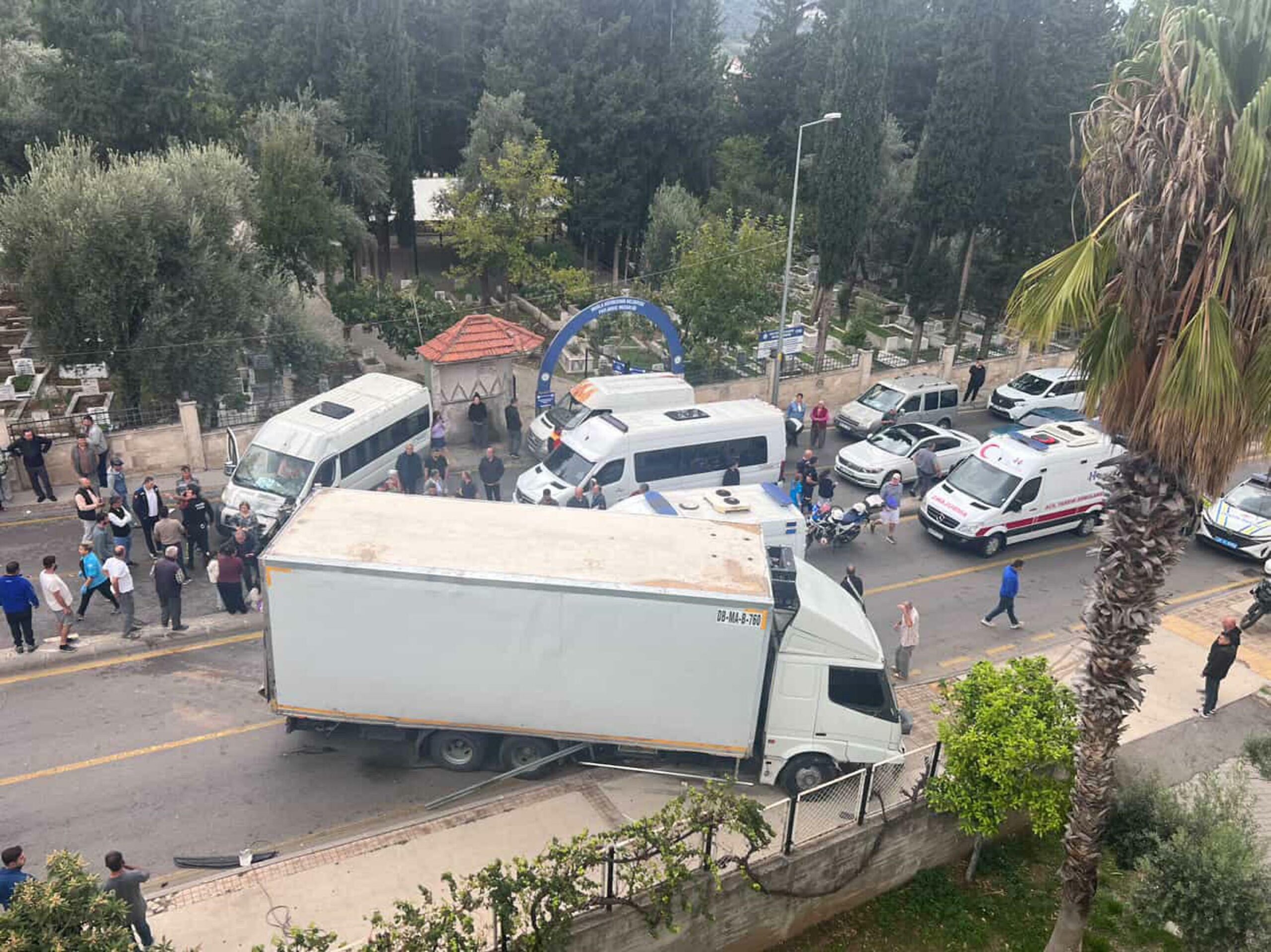 Gülgün AKYOKUŞ/FETHİYE (Muğla), (DHA)- MUĞLA'nın Fethiye ilçesinde, midibüs ile kamyonun