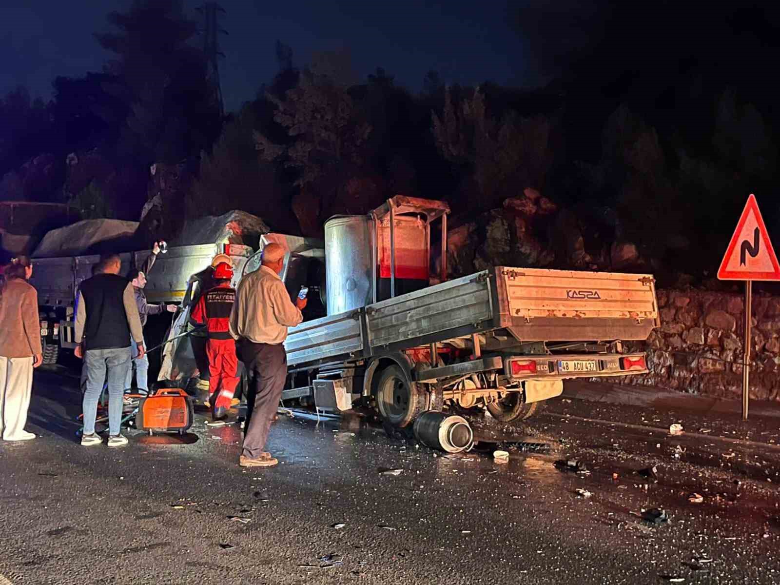 Milas-Yatağan karayolunda süt toplama aracının mermer yüklü TIR’ı arkadan çarpması