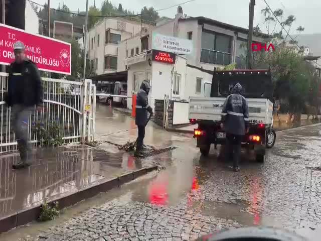 MUĞLA'nın Bodrum ilçesinde sağanak etkili oldu. Cadde ve sokaklar göle