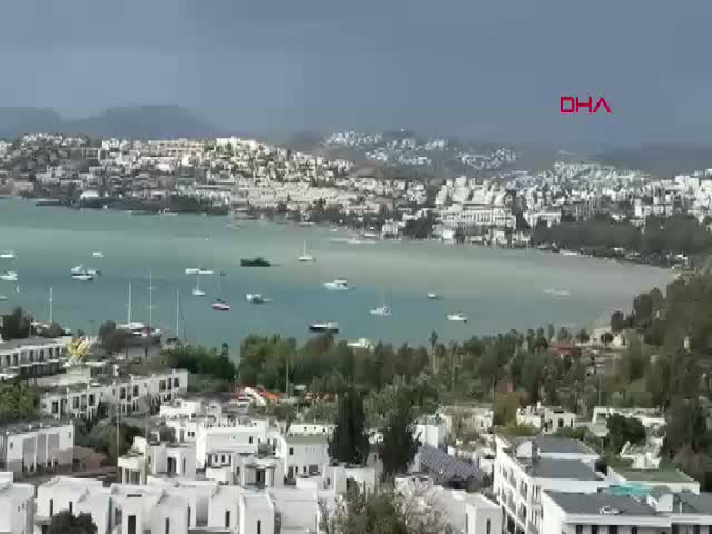 Bodrum'da etkili olan kuvvetli sağanak nedeniyle derelerden denize akan çamurlu