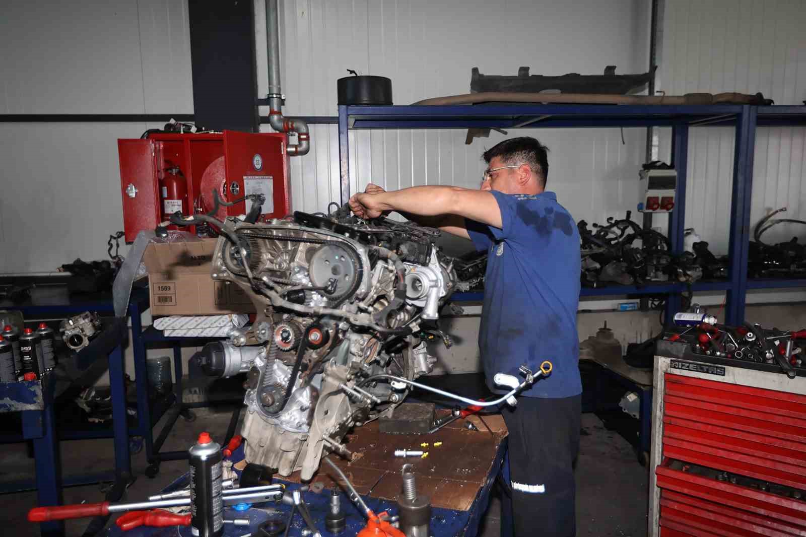 Muğla Büyükşehir Belediyesi, Makine ve İkmal Tesisinde yürüttüğü bakım-onarım çalışmaları