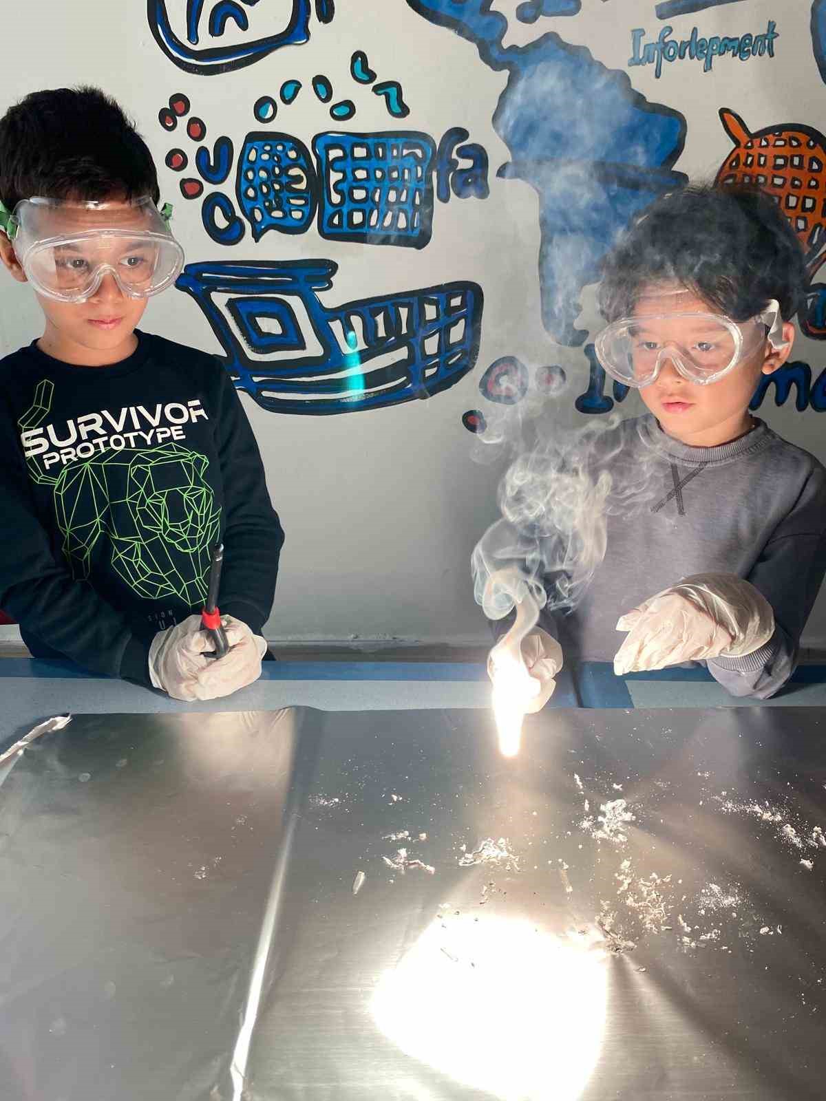 Menteşe Gençlik ve Spor İlçe Müdürlüğü’ne bağlı Gençlik Merkezi’nde çocuklar