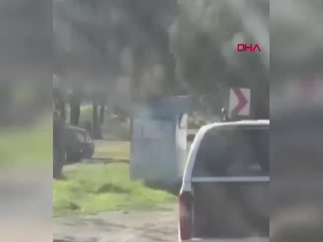 MUĞLA'nın Milas ilçesinde kamyonete bağlanarak sürüklenen bir köpek öldü. Olay