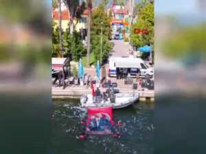 MUĞLA'nın Köyceğiz ilçesinde, deniz polisleri Köyceğiz Gölü dibinde Atatürk fotoğraflı