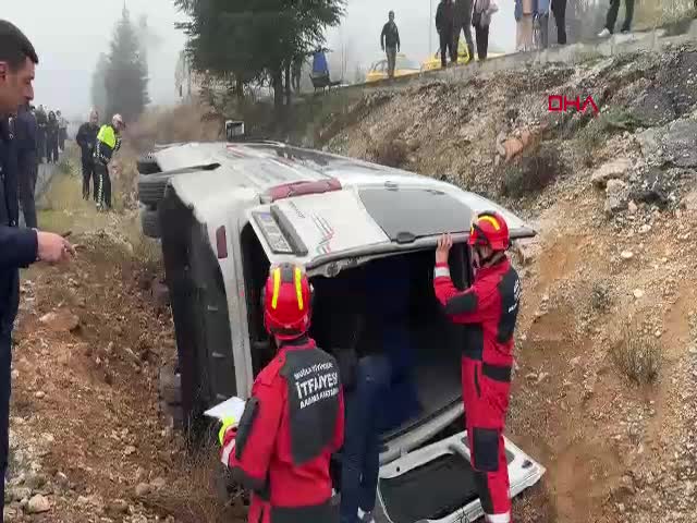 MUĞLA'nın Menteşe ilçesinde, şoförünün direksiyon hakimiyetini kaybettiği yolcu minibüsü şarampole