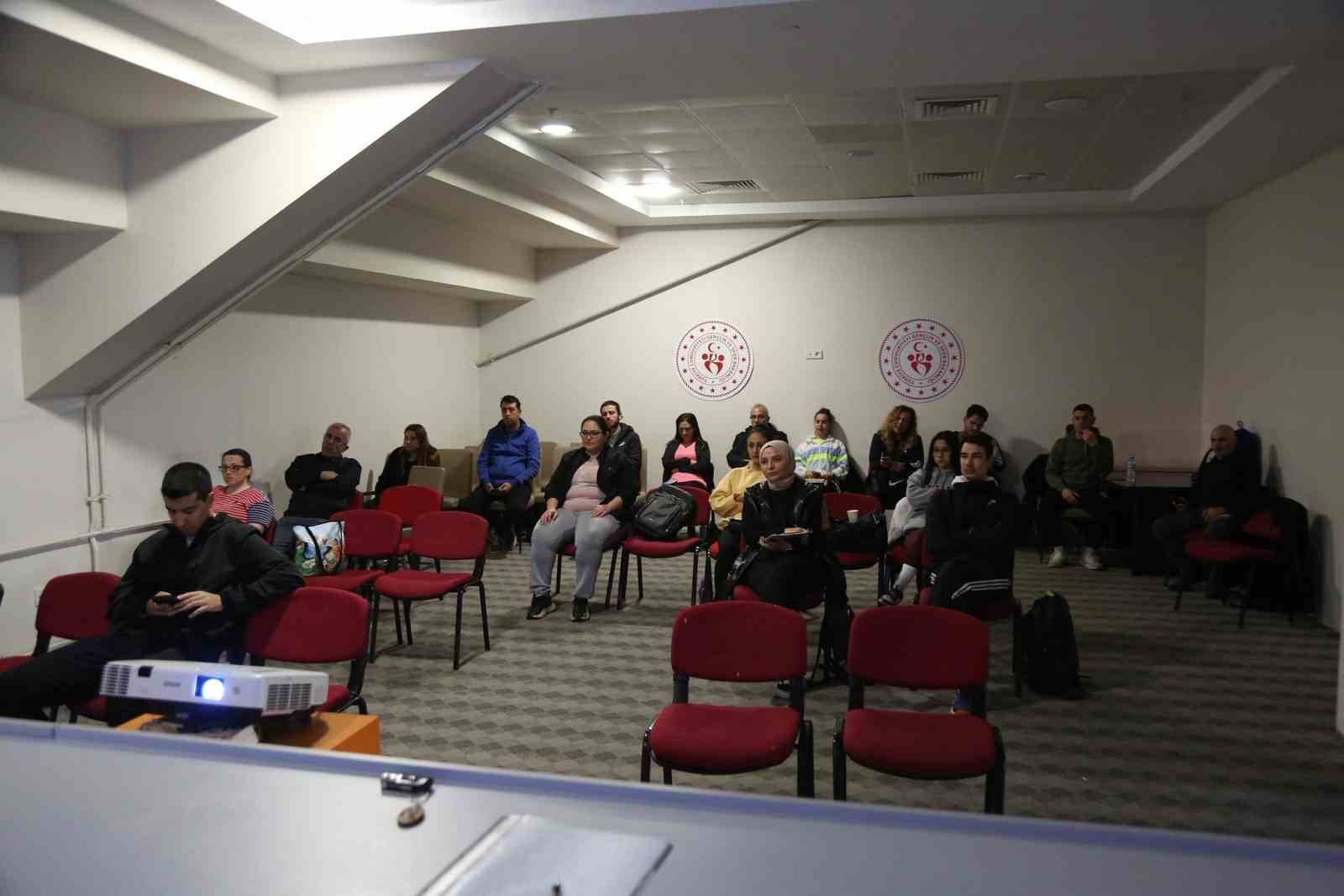 Menteşe Spor Salonu’nda, düzenlenen antrenörlük eğitimleri hem teorik hem de