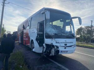 Muğla’da, Büyükşehir Belediyesine ait havalimanı otobüsü ile bir minibüsün çarpışması