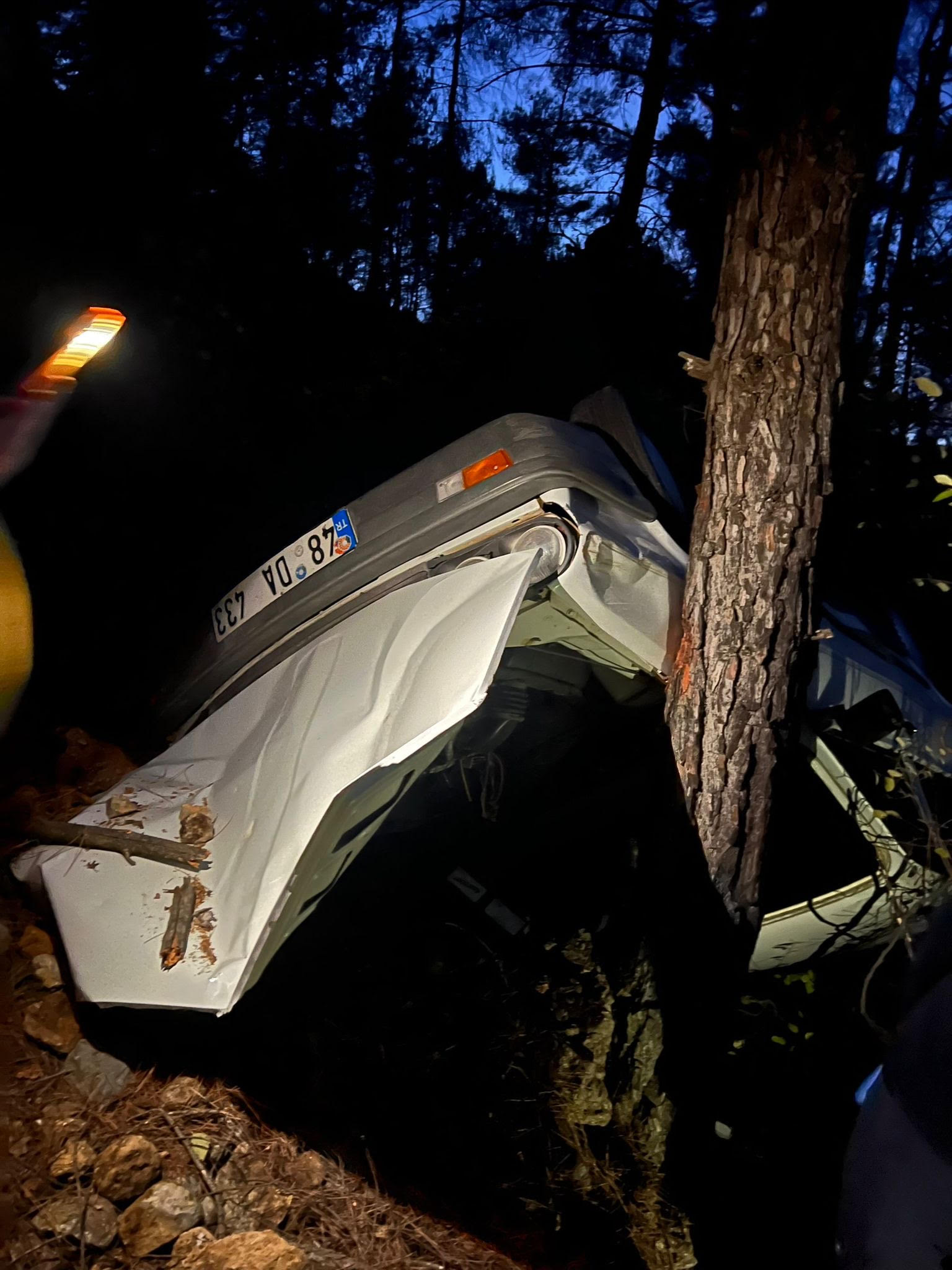 Cavit AKGÜN/ MUĞLA, (DHA)- MUĞLA’nın Menteşe ilçesinde uçuruma yuvarlanan otomobilde