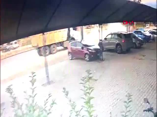 MUĞLA'nın Seydikemer ilçesinde, kontrolden çıkıp, yol kenarında park halindeki bir