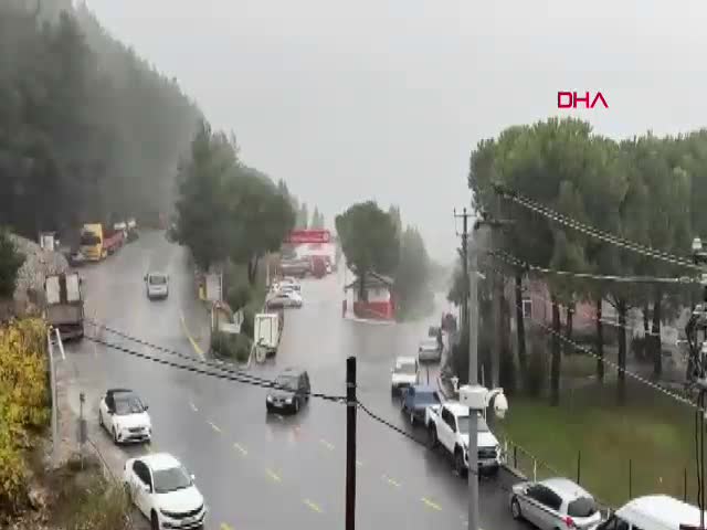MUĞLA'nın Menteşe ilçesinde etkili olan sağanak nedeniyle cadde ve sokaklar