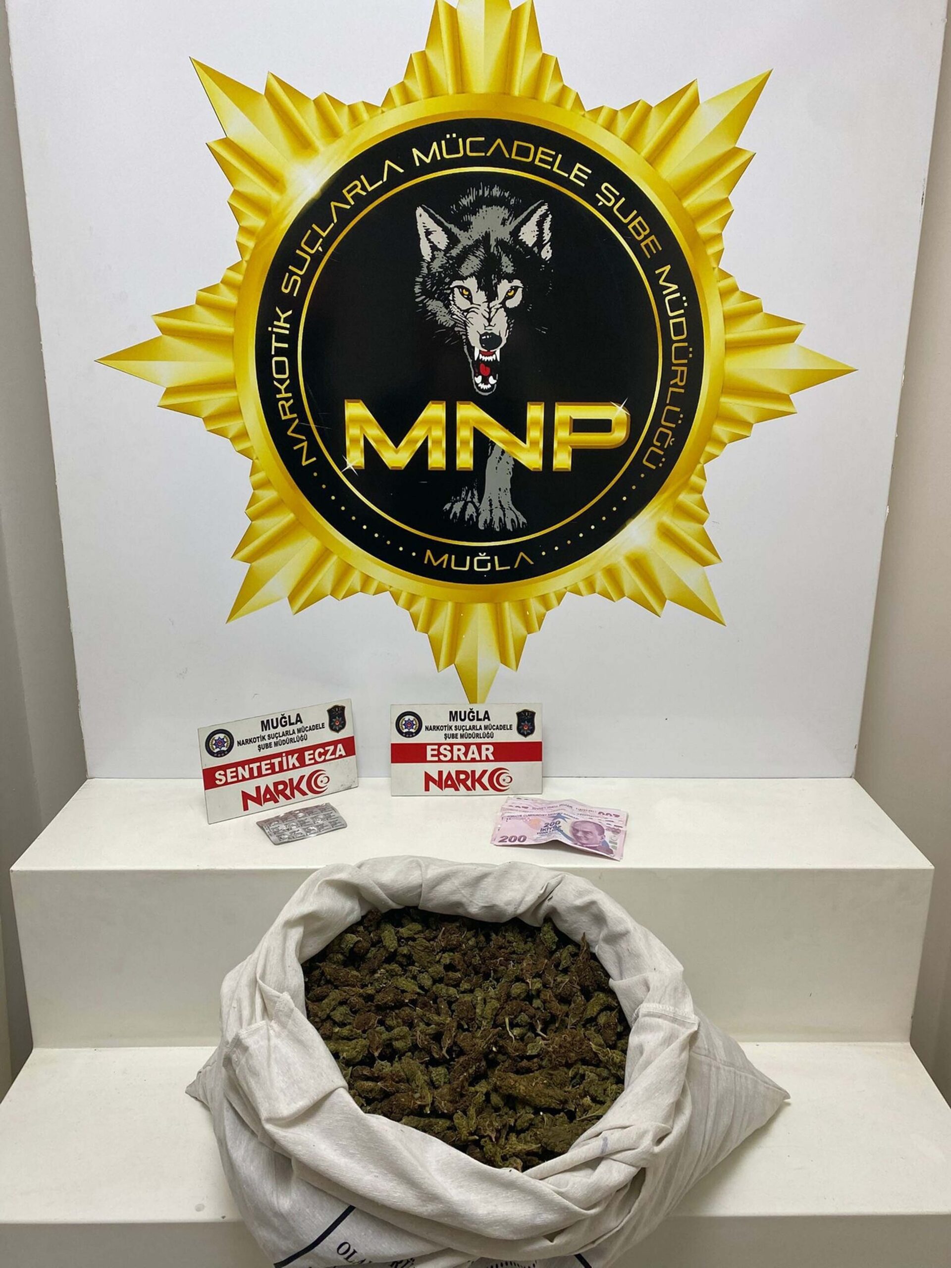Cavit AKGÜN/MUĞLA, (DHA)-MUĞLA'nın Menteşe ilçesinde polis ekiplerince düzenlenen uyuşturucu operasyonunda