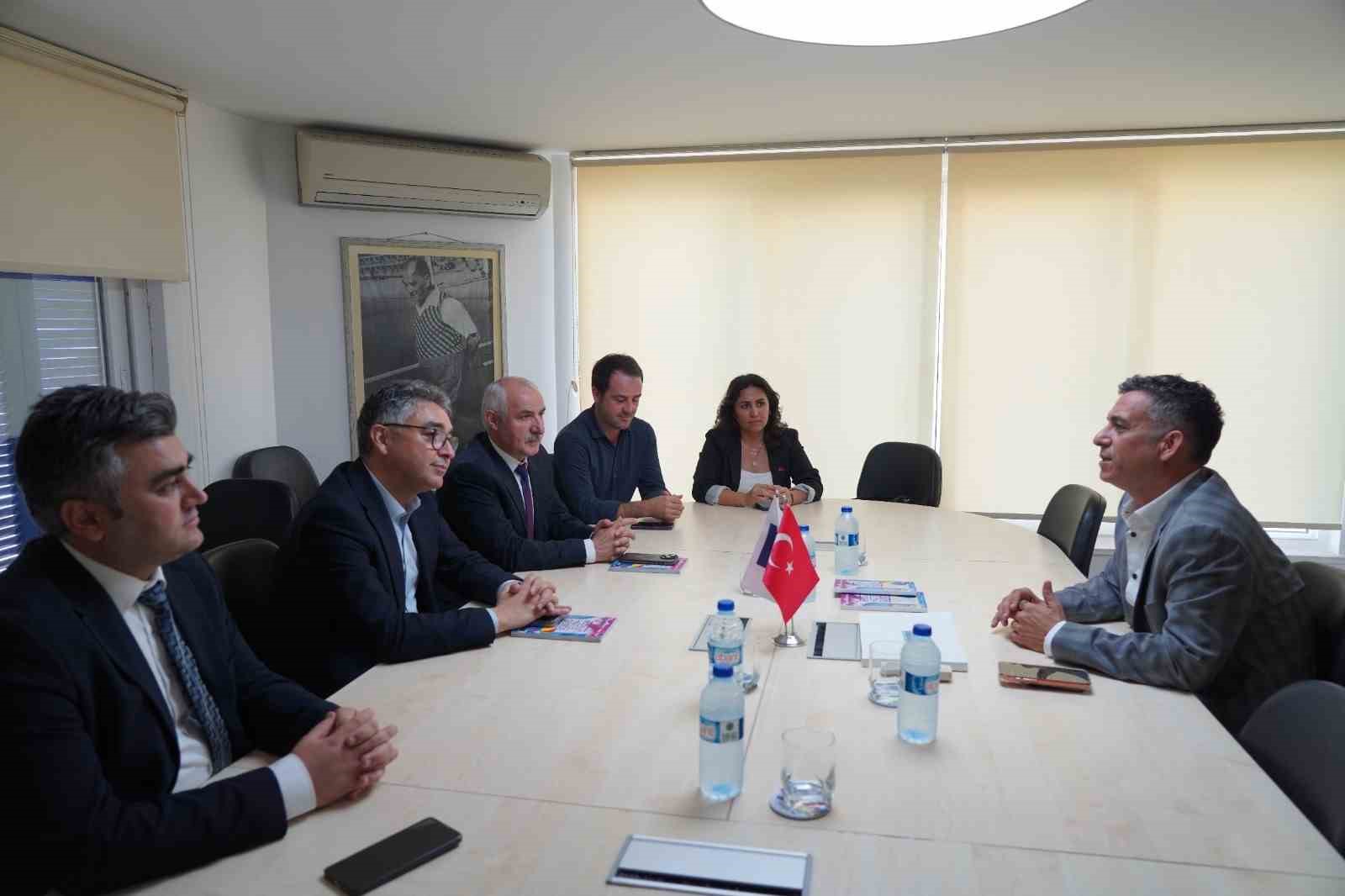 MUSKİ Genel Müdürü Yılmaz Şengül, ekibi ile birlikte otellerde su