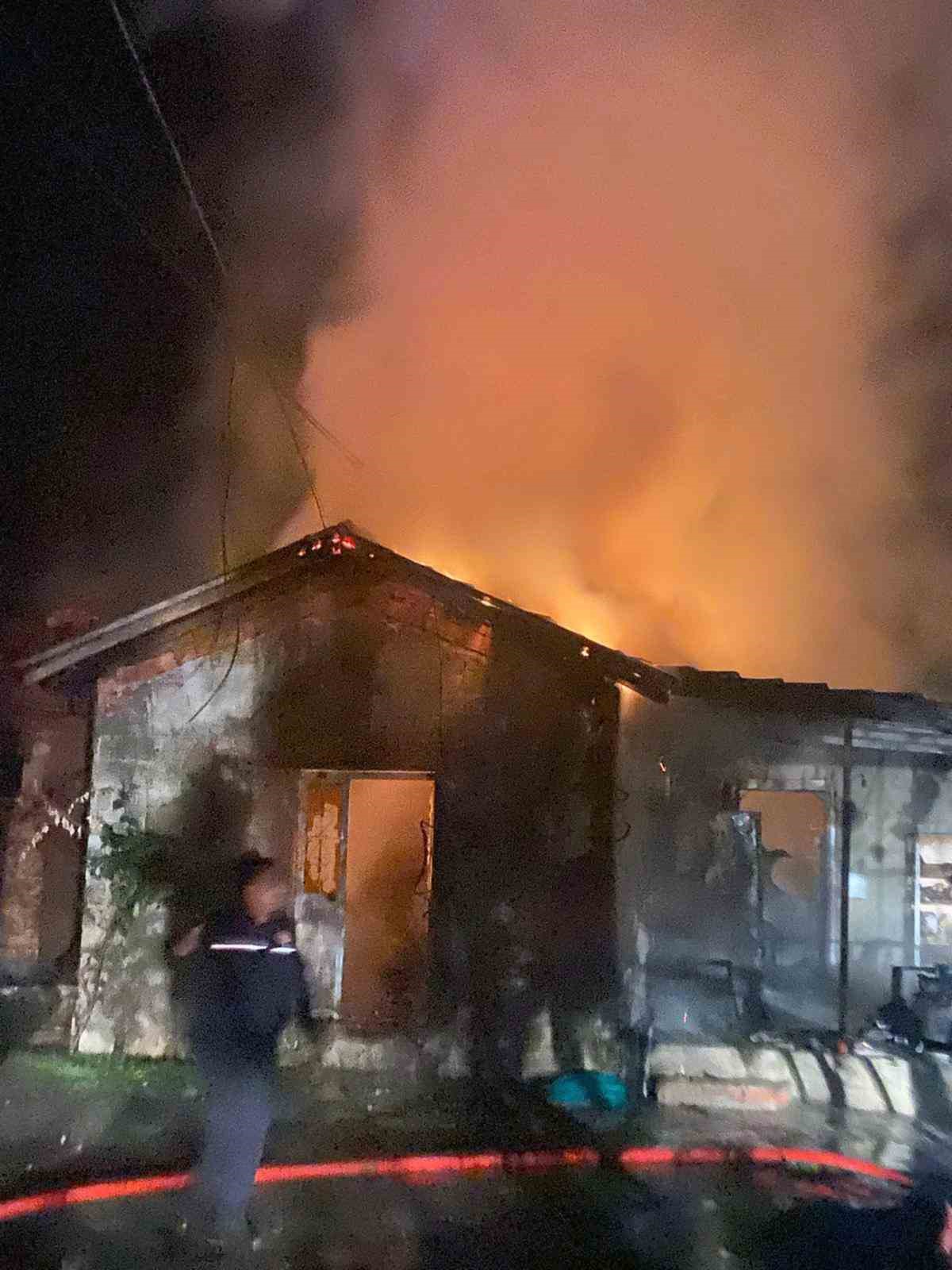 Dün gece saatlerinde Muğla’nın Ortaca ilçesi Okçular mahallesinde tek katlı