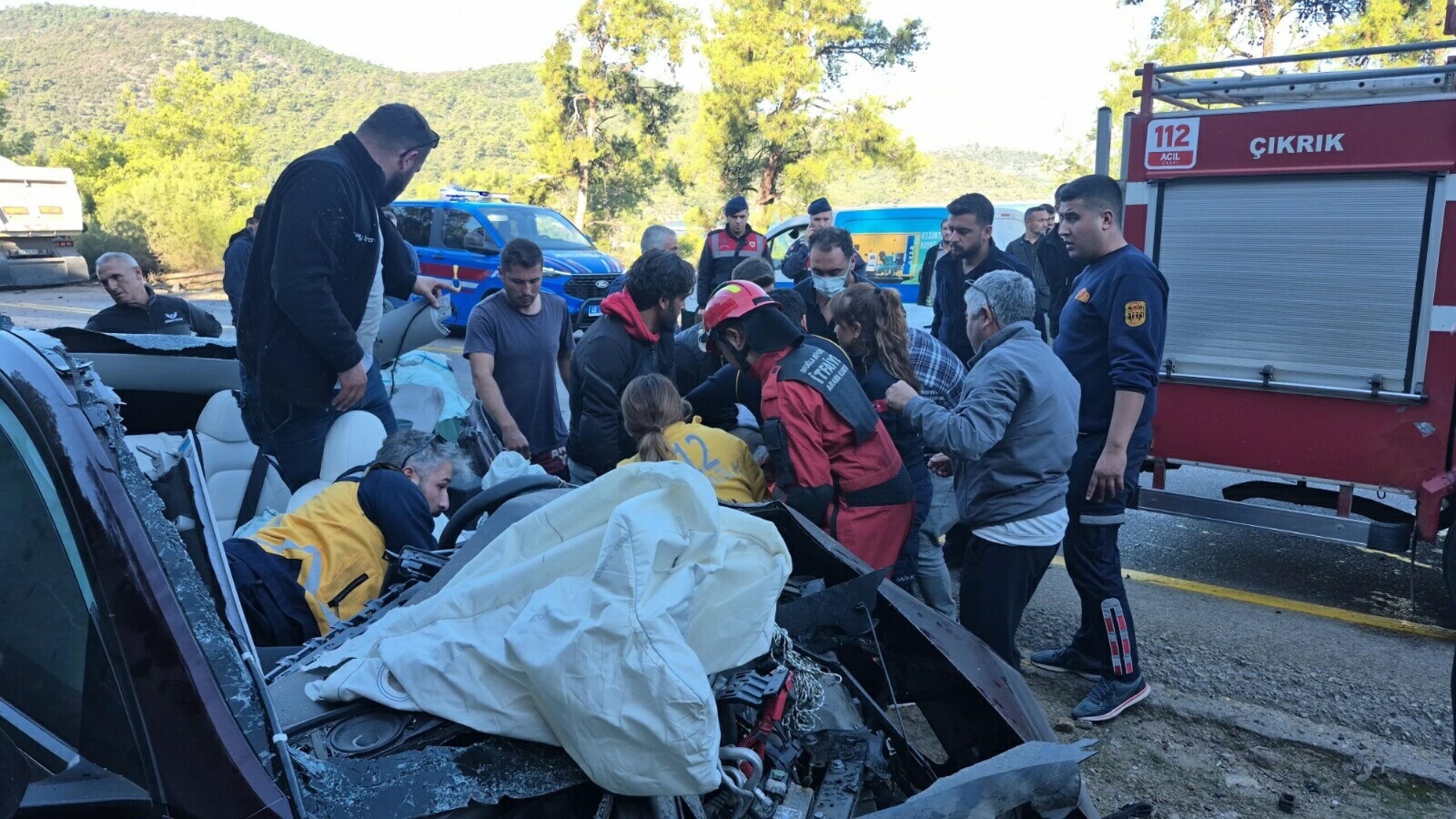 Fırat AKAY/BODRUM(Muğla),(DHA)-MUĞLA'nın Bodrum ilçesinde TIR ile çarpışan otomobilin hurdaya döndüğü