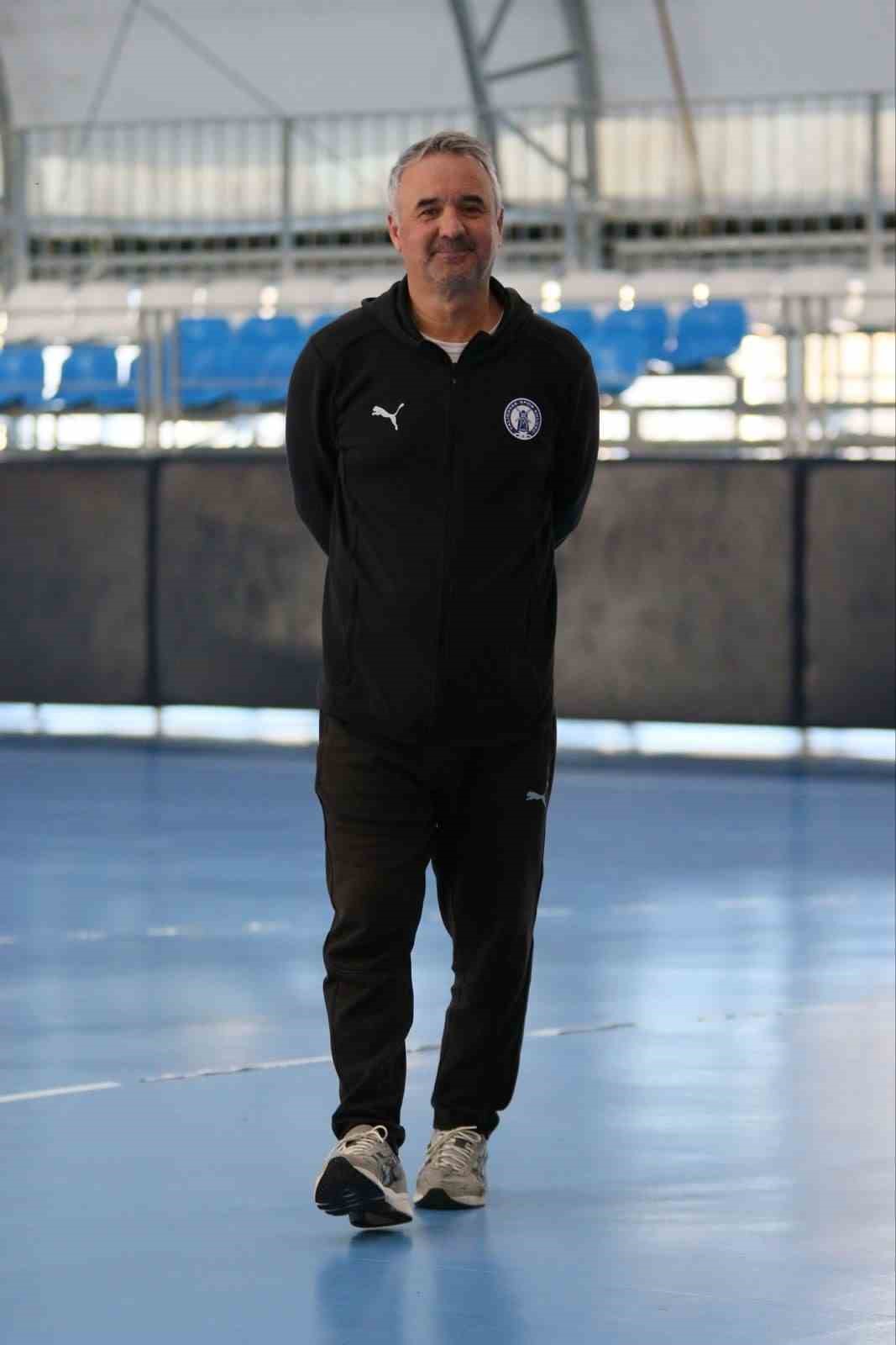 Türkiye Hentbol Federasyonu Kadınlar Süper Ligi’nde mücadele eden Armadapraxis Yalıkavakspor,