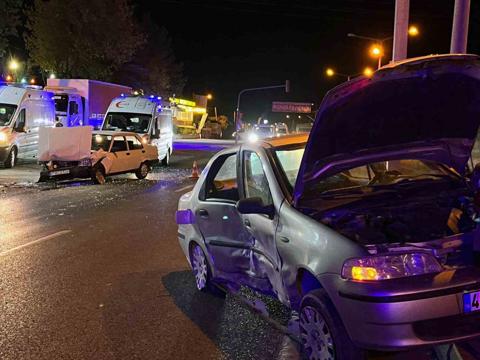 Aydın-Muğla karayolu Yatağan Bozarmut Mahallesi ışıklarda meydana gelen trafik kazasında