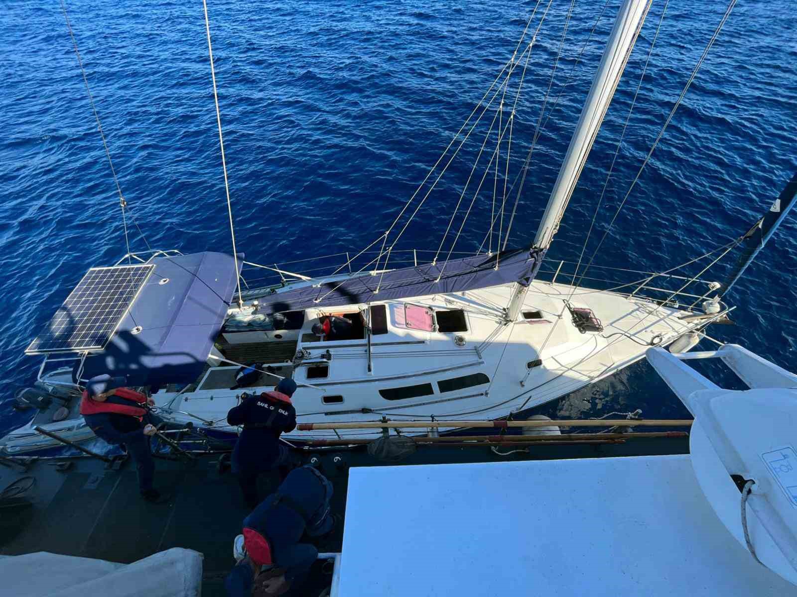 Muğla’nın Datça ilçesi açıklarında seyreden yelkenli teknede Sahil Güvenlik ekipleri