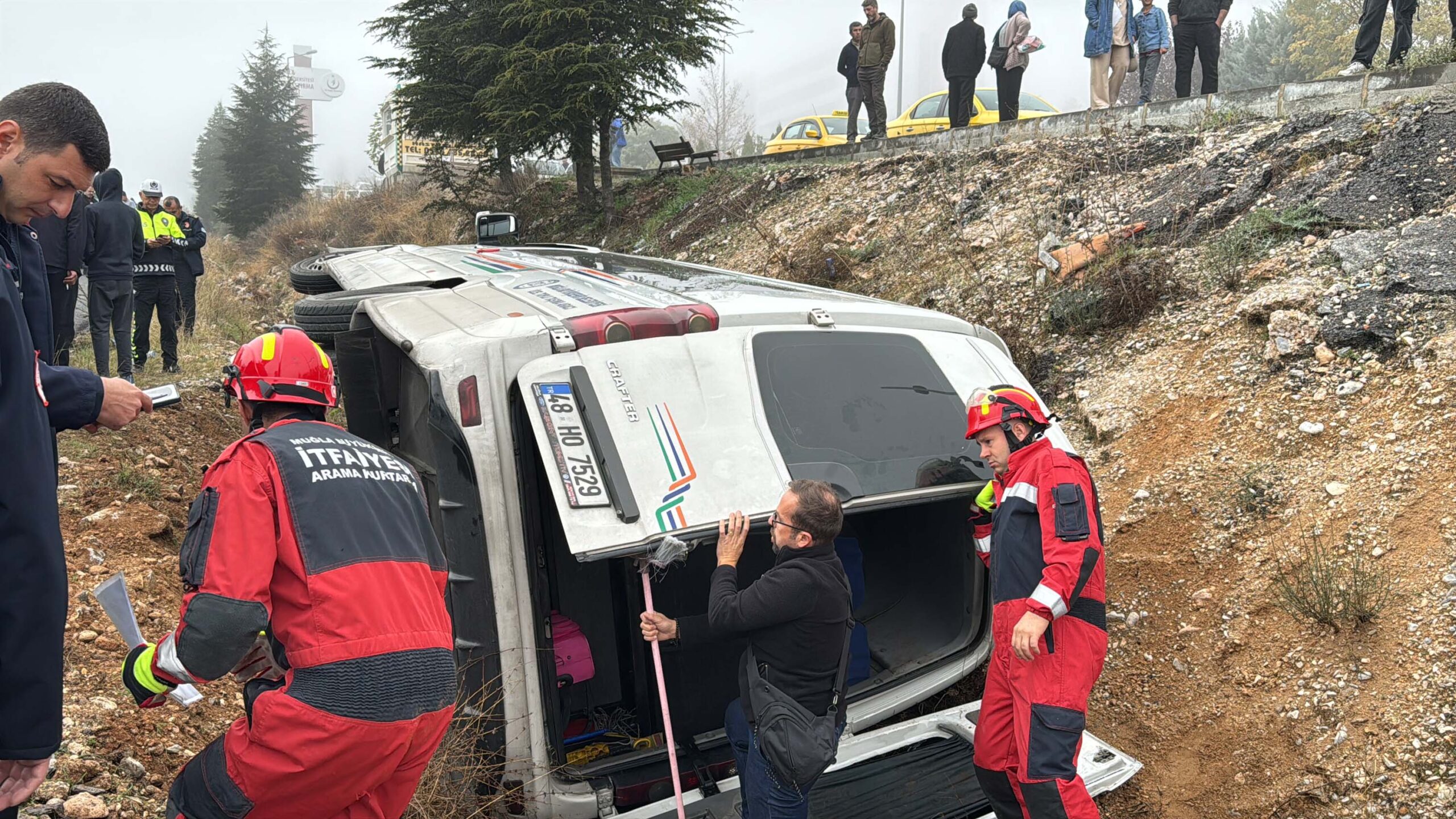 Cavit AKGÜN/MUĞLA, (DHA)- MUĞLA'nın Menteşe ilçesinde, yolcu minibüsünün şarampole devrildiği