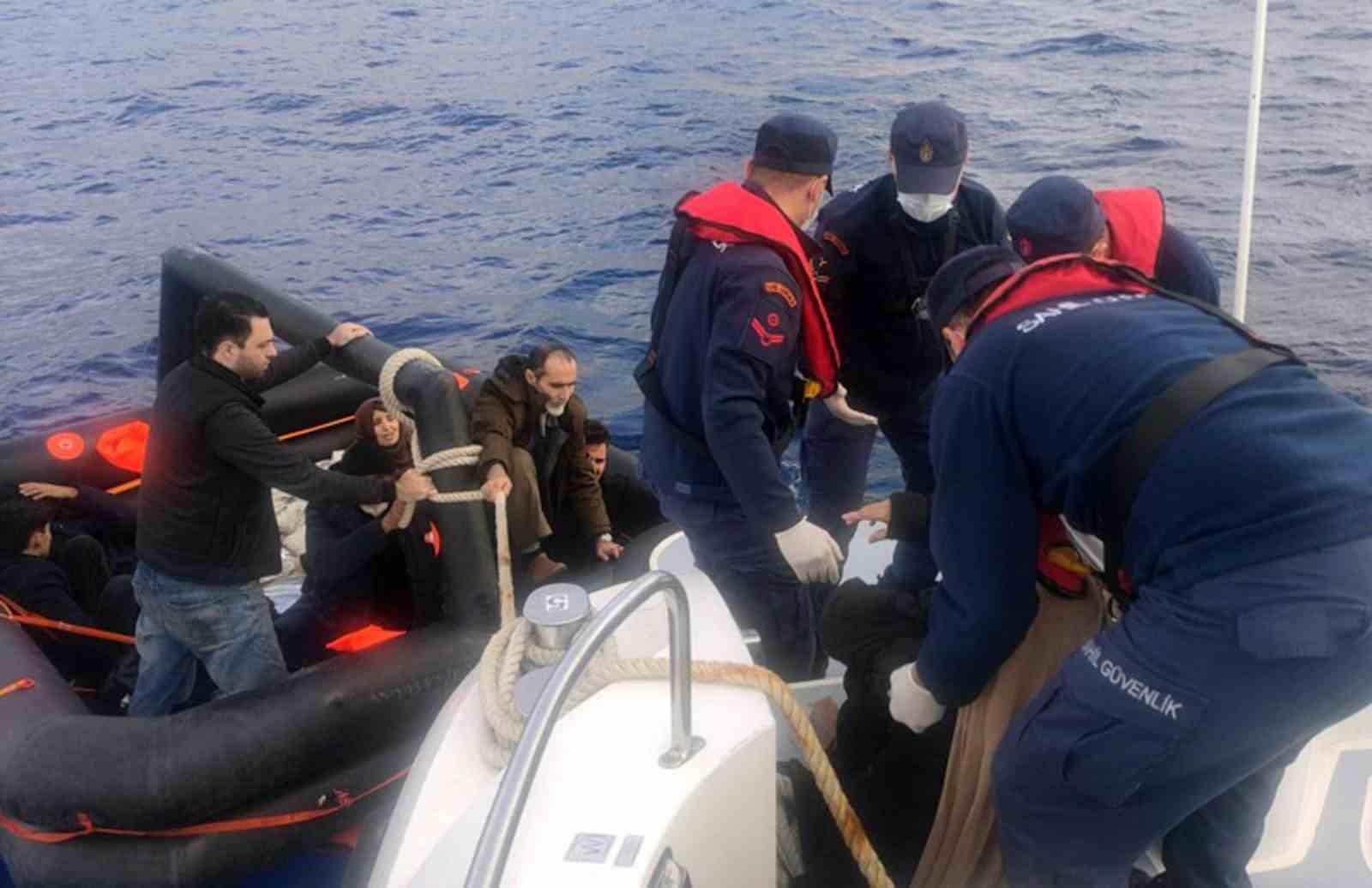 Muğla’nın Marmaris ilçesi açıklarında can salları içinde 8’i çocuk 20