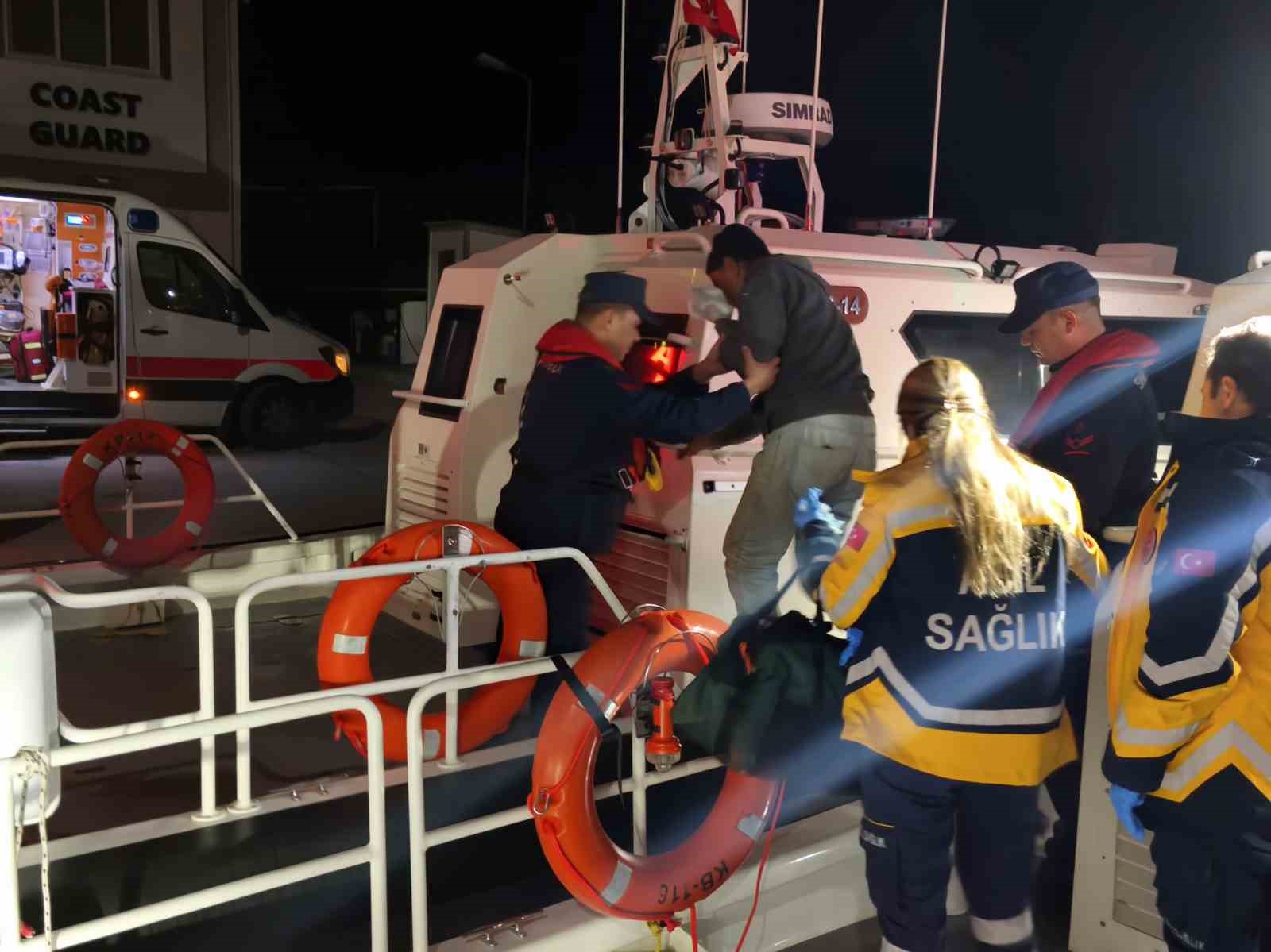 Muğla’nın Marmaris ilçesi açıklarında balıkçı teknesinde yaralanan vatandaş Sahil Güvenlik