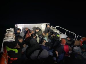 Muğla’nın Bodrum ilçesi açıklarında 9’u çocuk 39 düzensiz göçmen yakalandı.