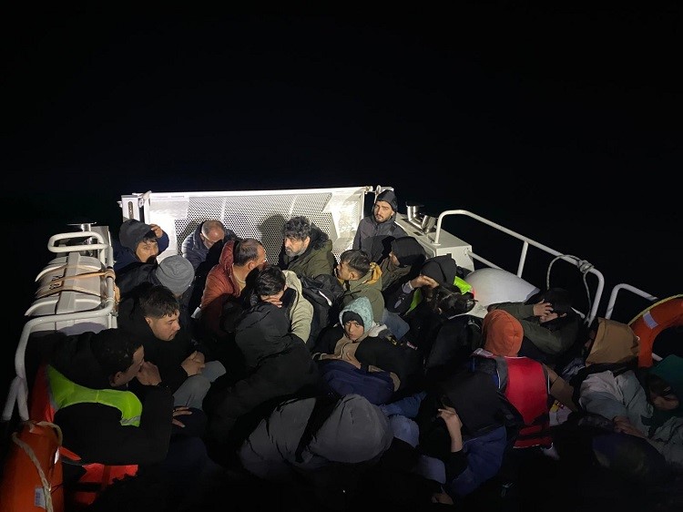 Muğla’nın Bodrum ilçesi açıklarında 9’u çocuk 39 düzensiz göçmen yakalandı.