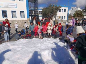 Muğla’nın Bodrum ilçesinde bir ilkokula getirilen yapay kar ile çocuklar