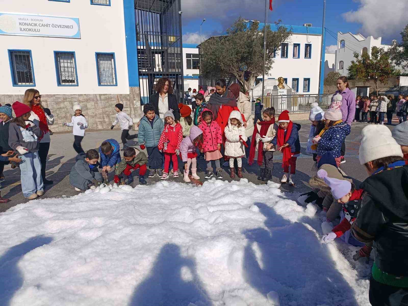 Muğla’nın Bodrum ilçesinde bir ilkokula getirilen yapay kar ile çocuklar