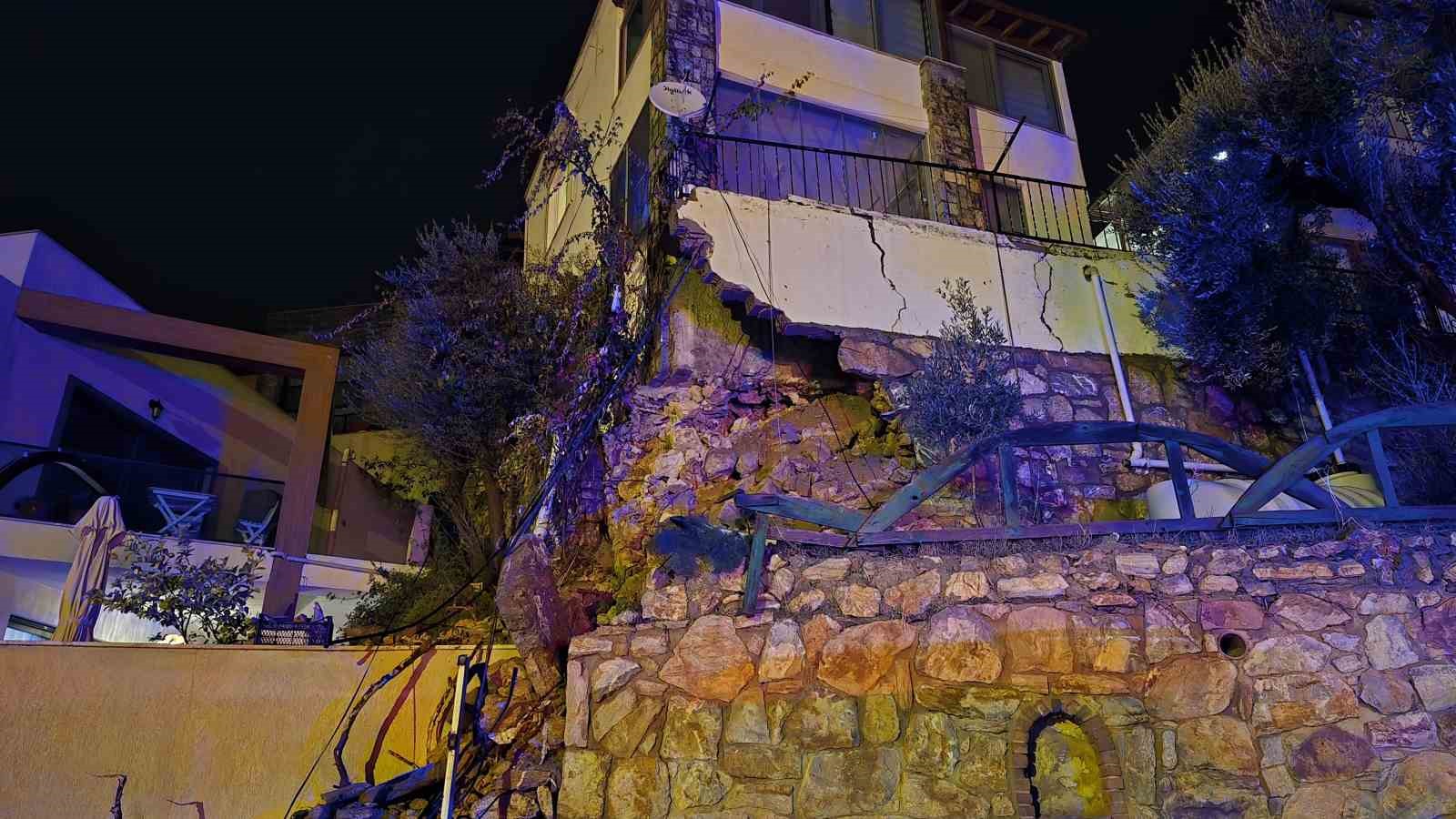 Muğla’nın Bodrum ilçesinde sabaha karşı etkili olan sağanak yağışta yollar