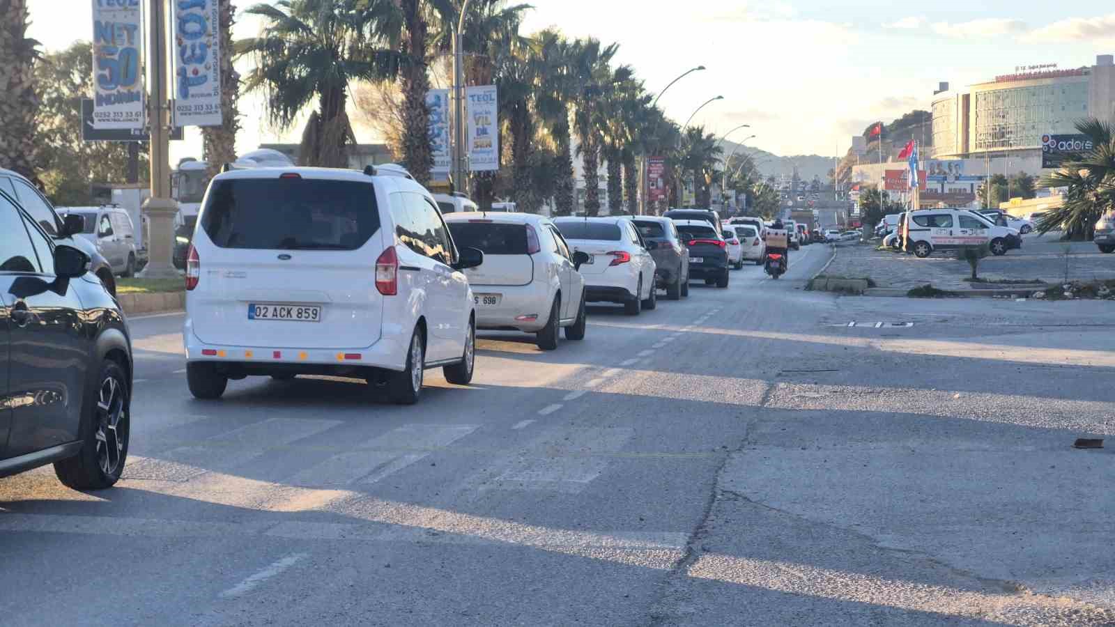 Yeni yıla Muğla’nın Bodrum ilçesinde girmek isteyenler, ilçede uzun araç