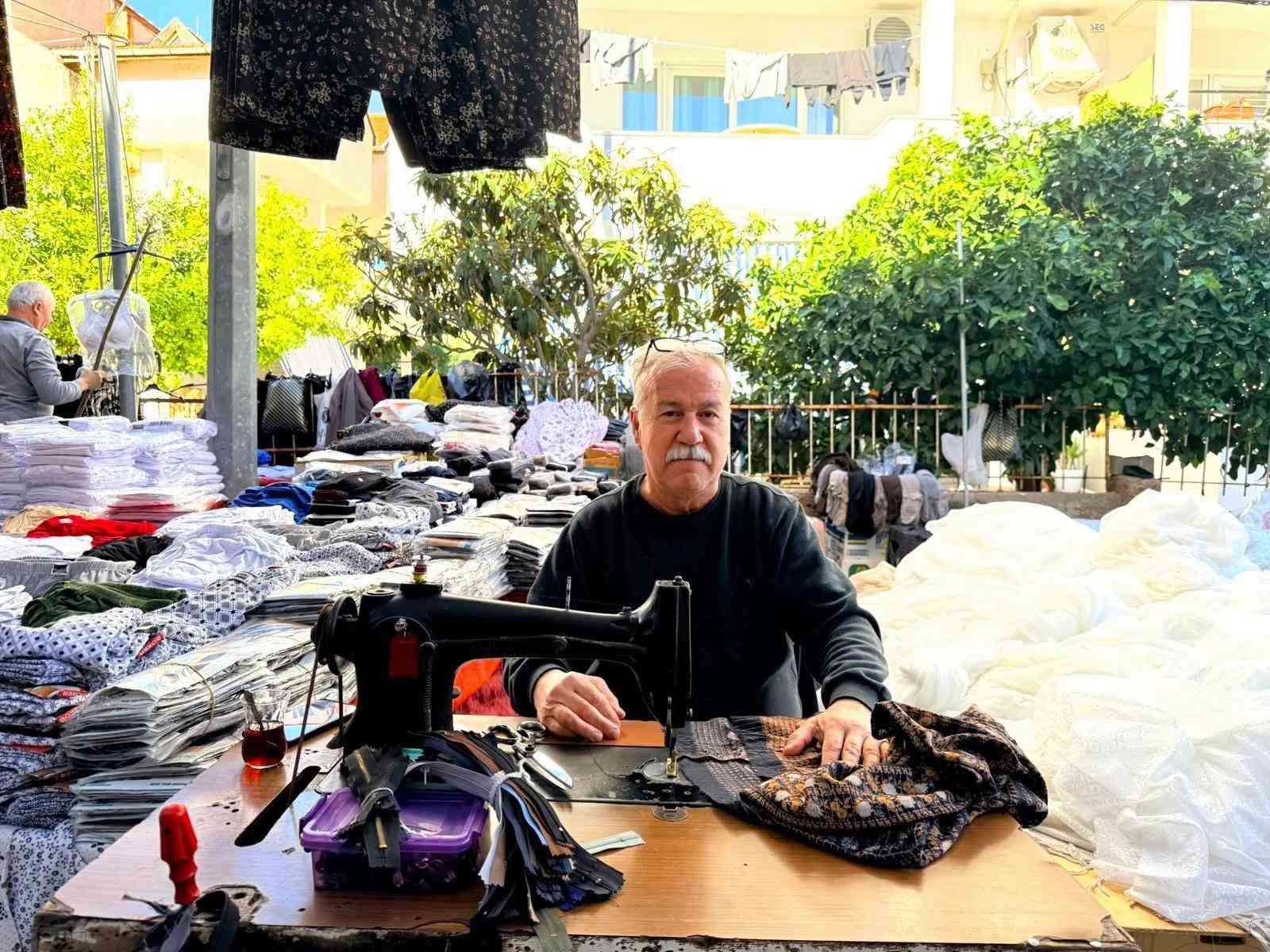 Muğla’nın Datça ilçesindeki semt pazarında tezgah açan esnaflar arasında yer