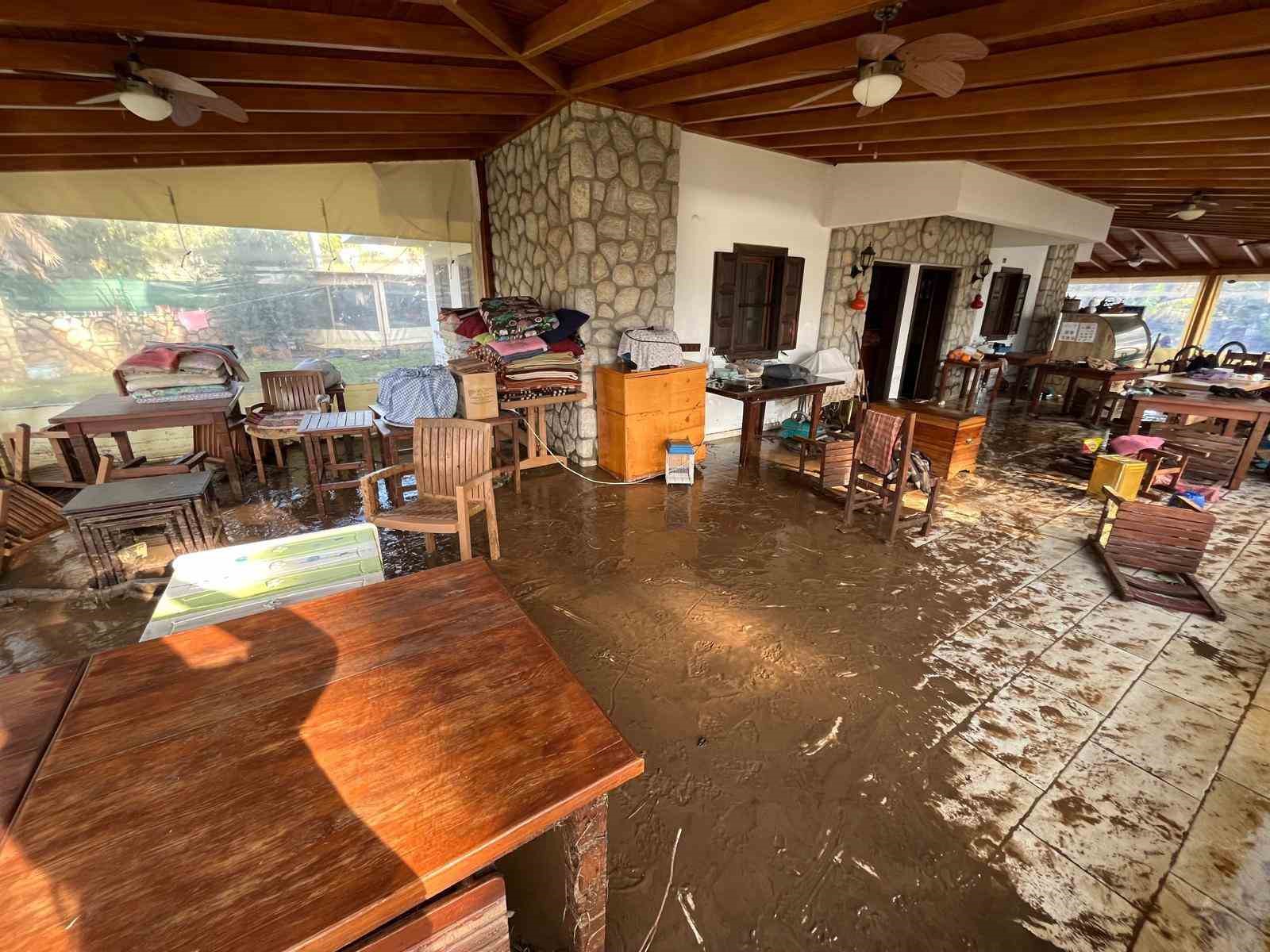 Muğla’nın Datça ilçesinde etkili olan sağanak yağışla birlikte yollar göle