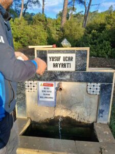 Muğla’nın Datça ilçesinde yol kenarlarında bulunan beş çeşmeden akan suların