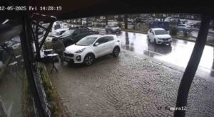 Muğla’nın Bodrum ilçesinde el freni çekilmeyen otomobil hareket ederek, o