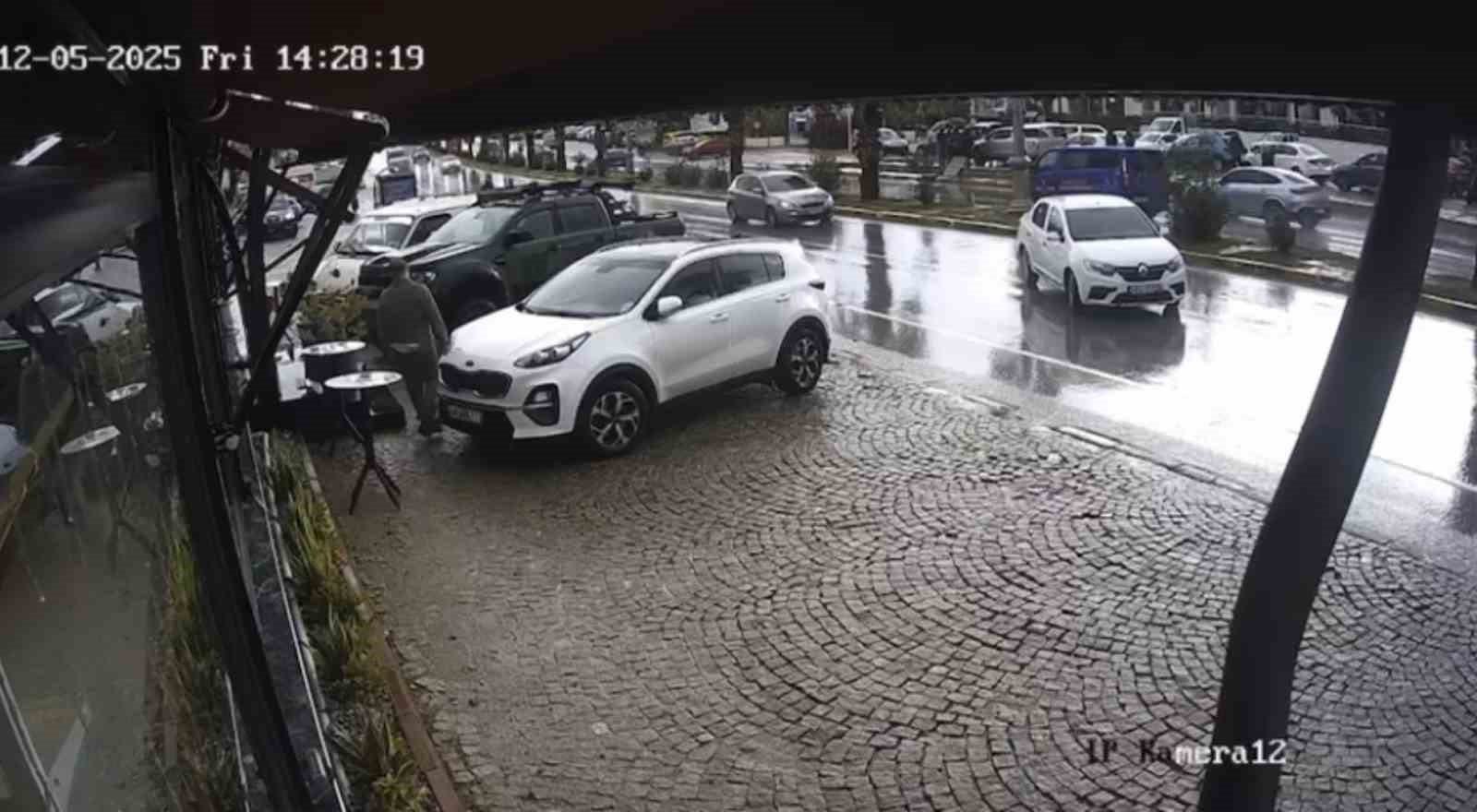 Muğla’nın Bodrum ilçesinde el freni çekilmeyen otomobil hareket ederek, o