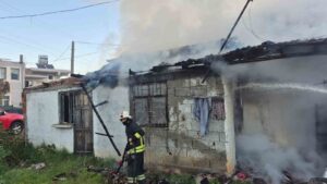 Muğla’nın Fethiye ilçesinde bulunan müstakil bir evde çıkan yangında 1