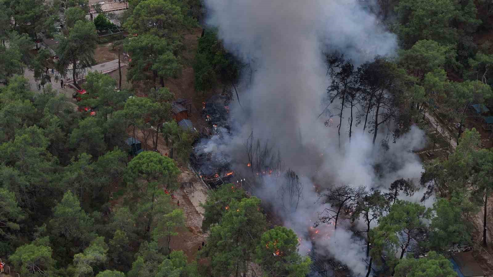Muğla’nın Fethiye ilçesi Yanıklar Mahallesi’nde karavanda çıkan yangın ormana sıçradı.