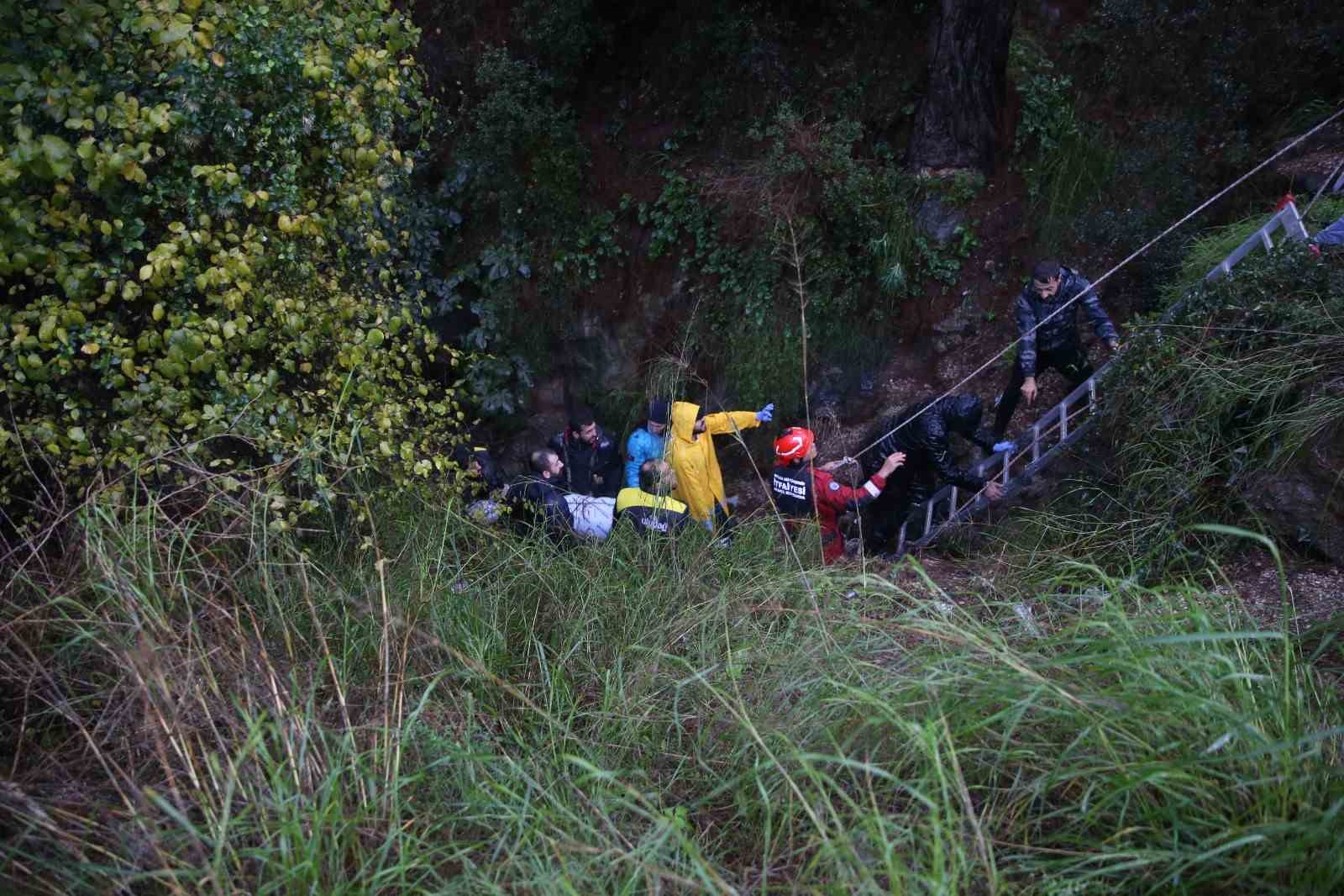 Fethiye’de kontrolden çıkan otomobil uçurumdan dereye düşerken, yağmur altında yaklaşık