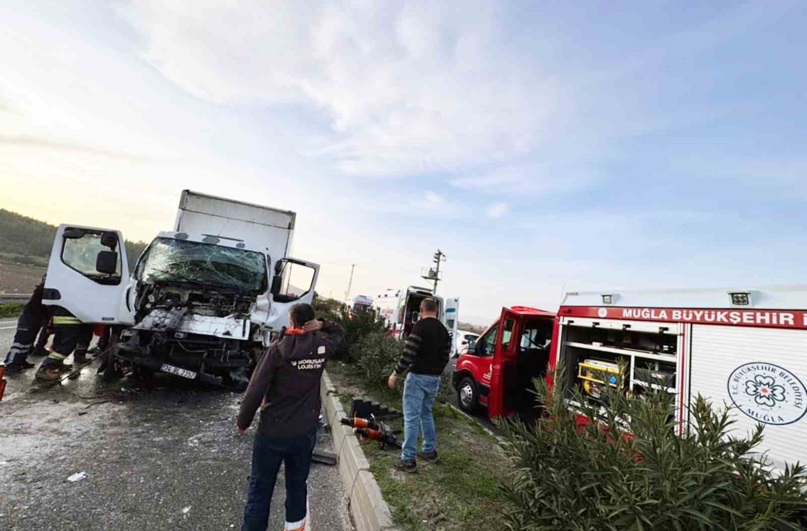 Bodrum-Milas karayolu Ekinambarı Mevkiinde meydana gelen trafik kazasında kamyonet içinde