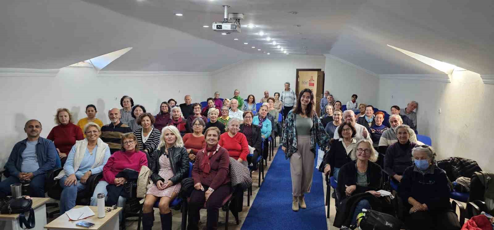 Muğla’nın Köyceğiz ilçesinde 60 yaş üstü vatandaşların eğitim-öğretime devam ettiği