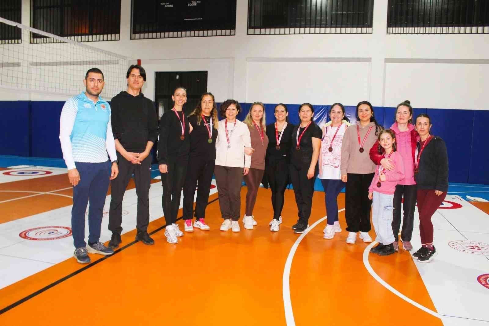 Muğla’nın Köyceğiz ilçesinde öğretmenler arasında Floor Curling Turnuvası düzenlendi. "Aile
