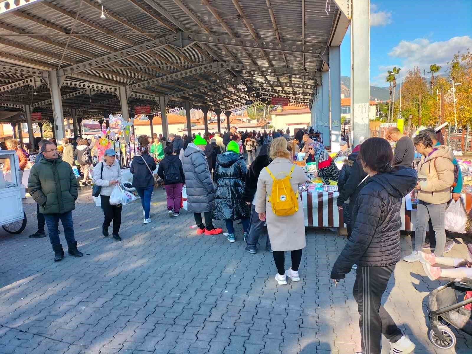 Muğla’nın Köyceğiz ilçesinde yılbaşı pazarı kapalı pazar yerinde kuruldu. Her