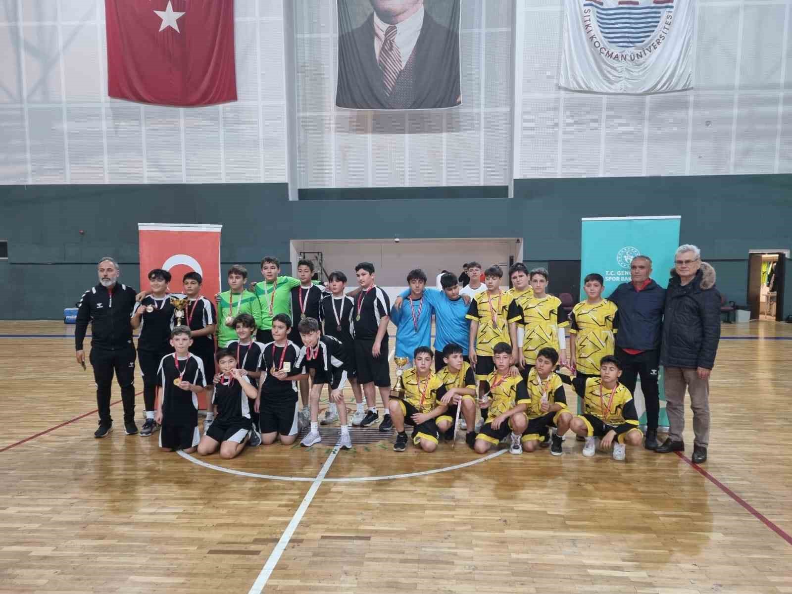 Muğla’nın Köyceğiz ilçesinden Okul Sporları Hentbol müsabakalarına katılan takımlar önemli