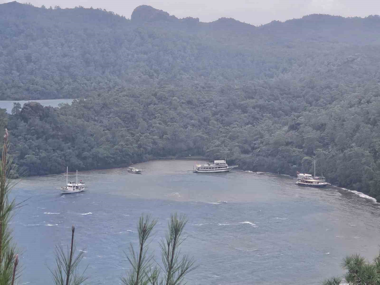 Muğla’nın Marmaris ilçesinde etkili olan sağanak yağış ve fırtına sebebiyle