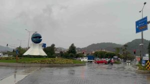 Muğla’nın Marmaris ilçesinde sağanak yağışlar etkili olmaya devam ederken ilçeye