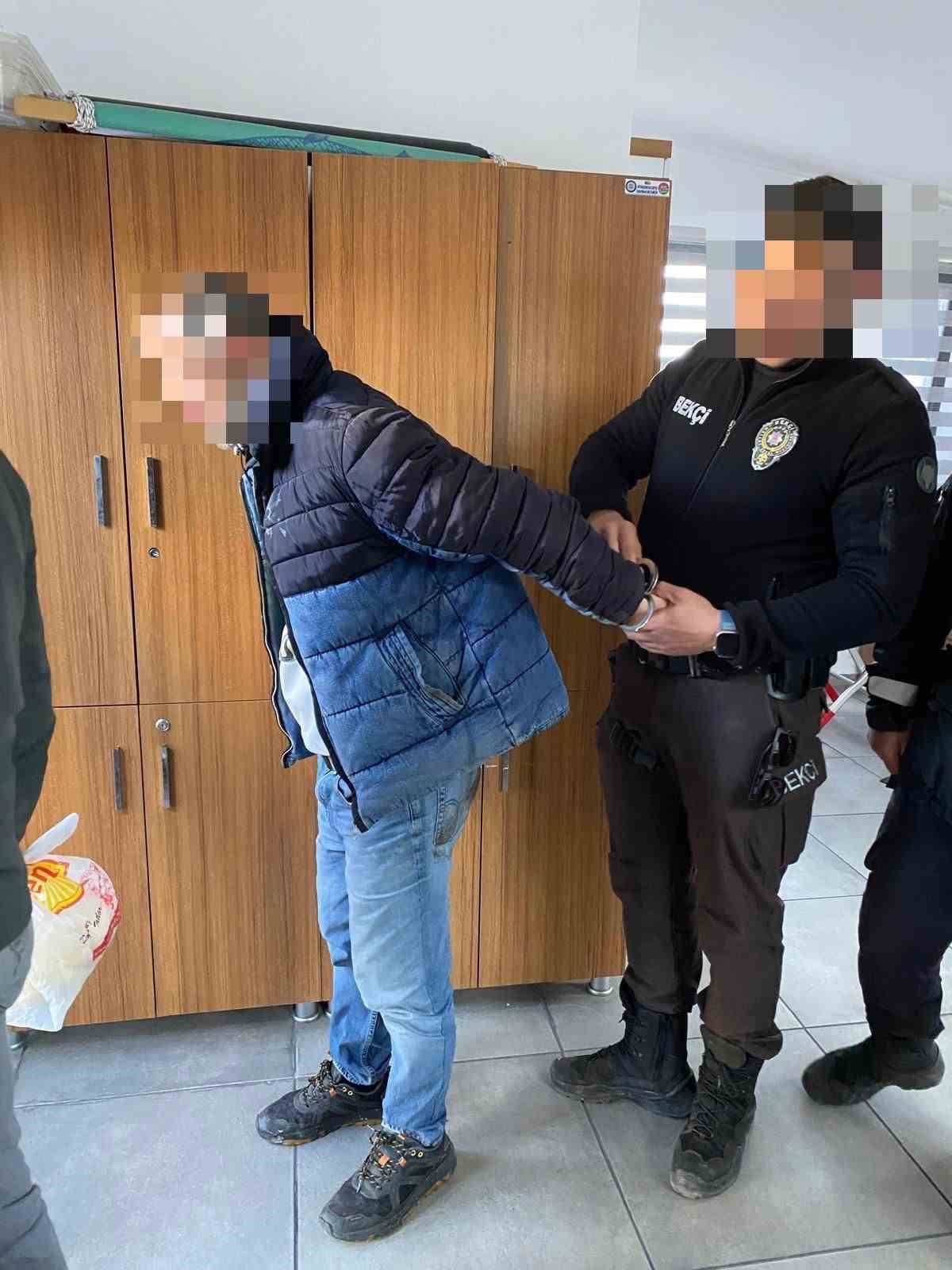 Muğla Büyükşehir Belediyesi Zabıta ve Özel Güvenlik ekiplerinin dikkati, uyuşturucu