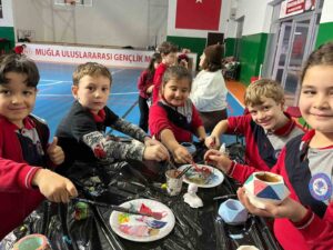 Menteşe Uluslararası Gençlik Merkezi gönüllüleri, "Okullar Merkezimizde" projesi kapsamında çocuklarla
