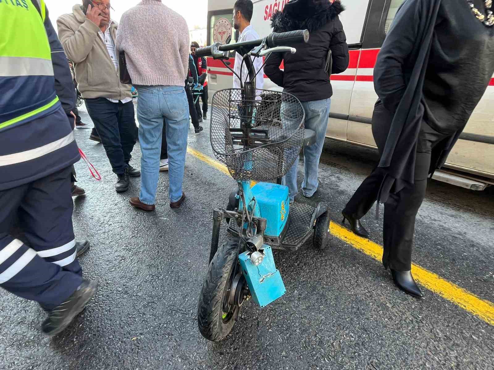 Muğla’nın Menteşe ilçesinde 3 tekerlekli scooter, park halindeki araca çarparken,