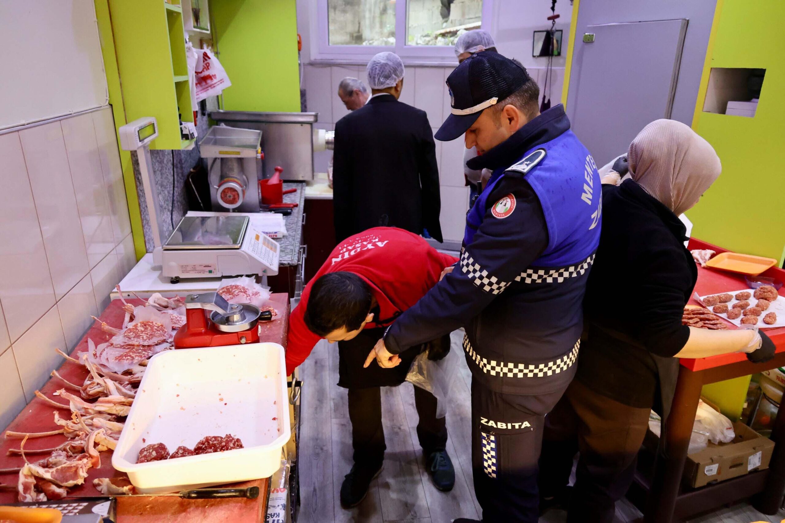 MUĞLA, (DHA)-MUĞLA'nın Menteşe ilçesinde, zincir marketler ve kasaplar denetlendi. Süpermarketlerde