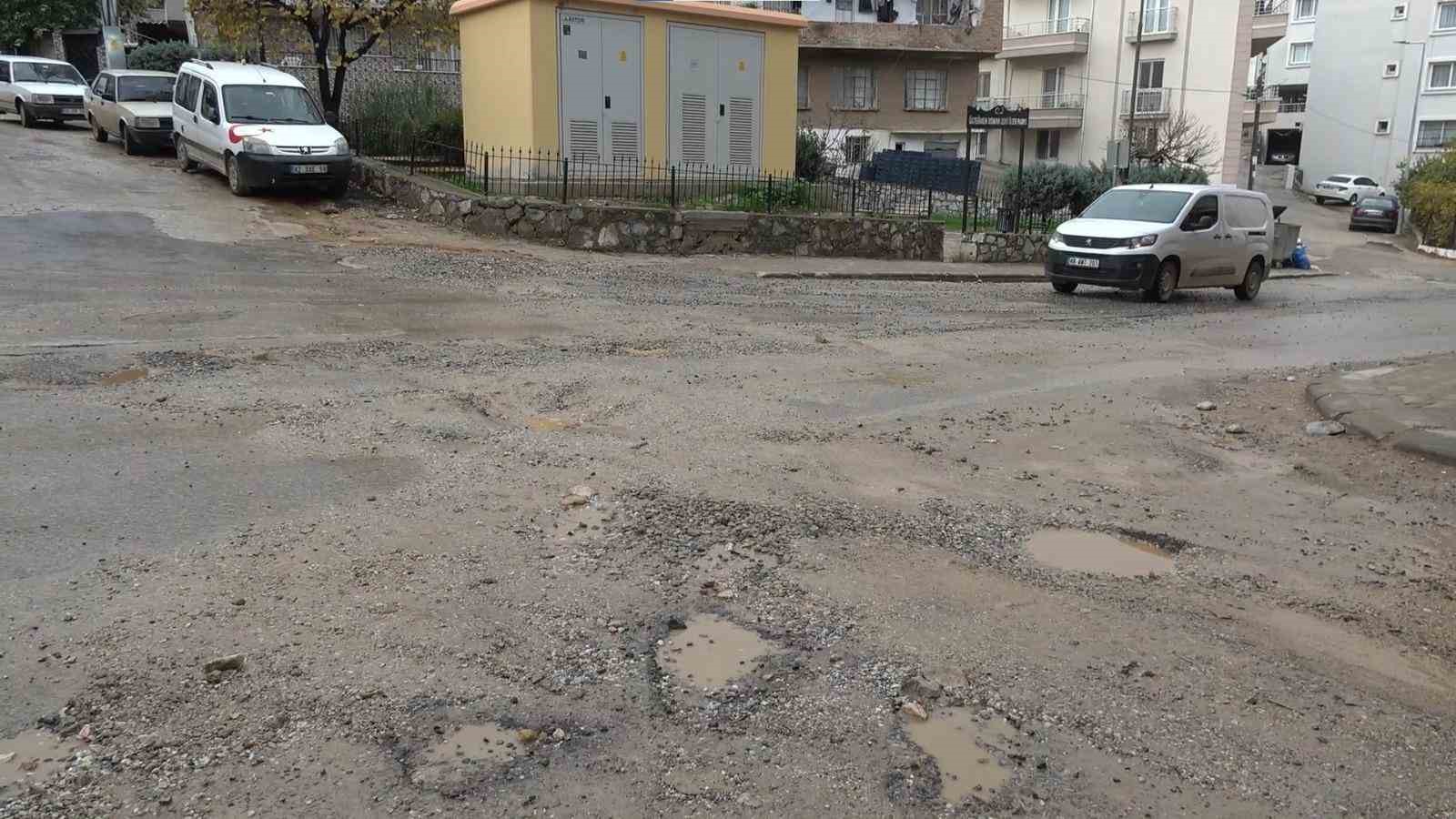 Muğla’nın Milas ilçesinde, etkili olan yağışların ardından yollar çamur içerisinde
